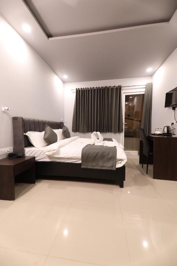 Hotel Nirpra Regency Nové Dillí Exteriér fotografie