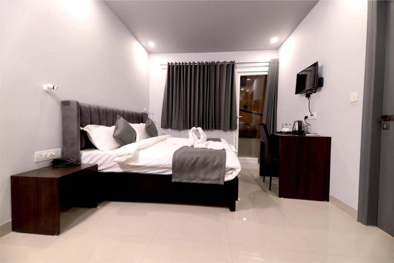 Hotel Nirpra Regency Nové Dillí Exteriér fotografie